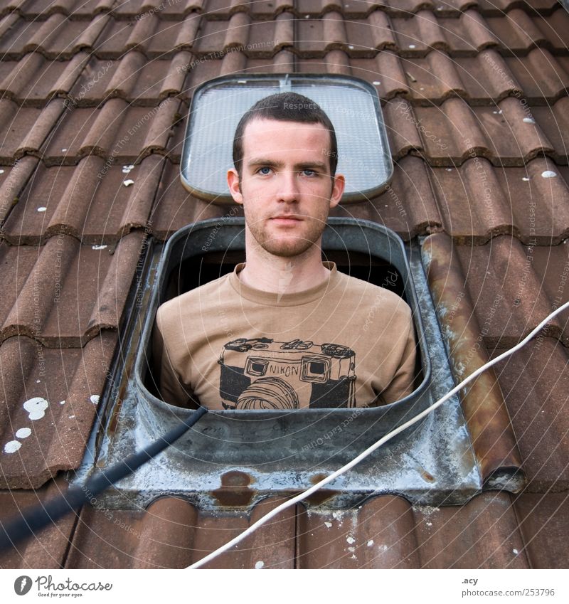 hello, it's me maskulin Junger Mann Jugendliche Erwachsene 1 Mensch 18-30 Jahre Berlin Haus Fenster Dach bauen beobachten Blick authentisch frech frei