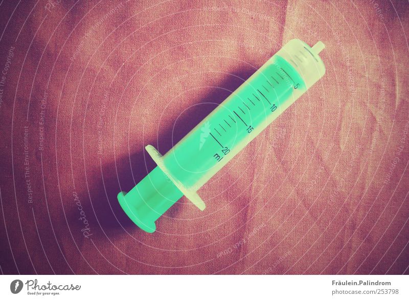 Spritze Labor Arzt Gesundheitswesen Sauberkeit grün rosa steril Nadel Praxis leer neu unbenutzt Medikament Krankenschwester Schatten Maßeinheit messen Schmerz