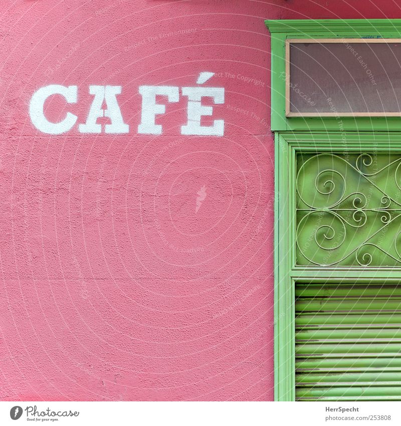CAFÉ ausgehen Stadtzentrum Altstadt Haus Mauer Wand Fassade Tür Metall Schriftzeichen Ornament alt grün rosa Café geschlossen Rollo Rollbalken Jalousie