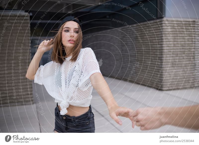 Junges Mädchen posiert Mode Frau jung Model Behaarung Hintergrund Porträt schön Glück posierend lang Person Menschen Schönheit Kaukasier urban lässig hübsch