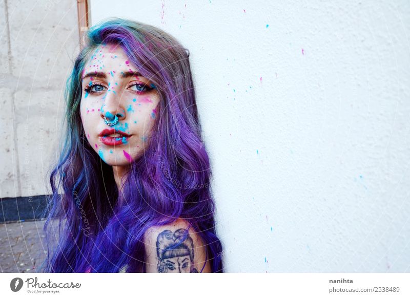 Schöne junge Frau mit Farbe in der Haut. Mensch feminin Junge Frau Jugendliche Erwachsene 1 18-30 Jahre Kunst Künstler Maler Kultur Jugendkultur Tattoo Piercing