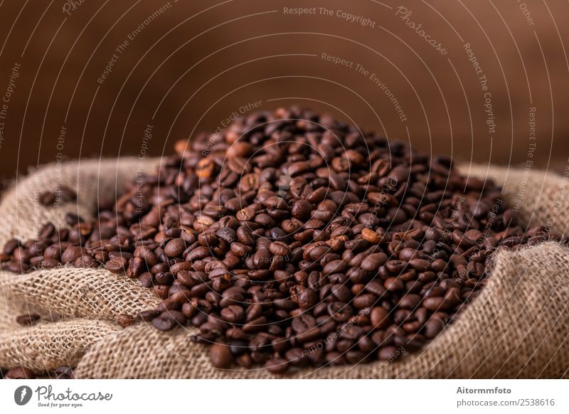 Sack mit verschütteten gerösteten Kaffeebohnen Getreide Frühstück Lifestyle Liebe frisch heiß lecker natürlich braun Energie Farbe arabica aromatisch