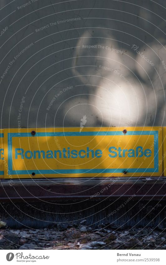 Alle Wege führen nach Rom Verkehrswege Straße Wege & Pfade lustig Schilder & Markierungen Romantik skuril Unschärfe Lichterscheinung Boden seltsam blau gelb