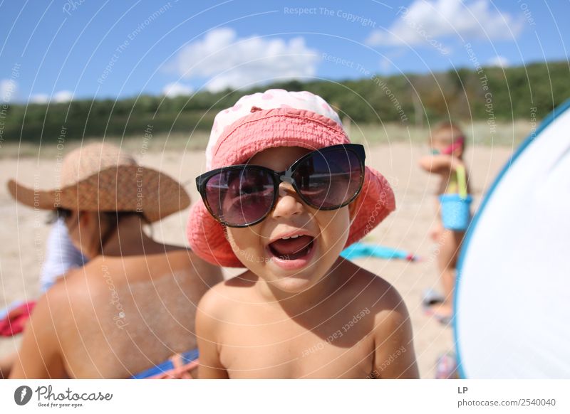 Glück mit Sonnenbrille Lifestyle Freude Wellness Leben Wohlgefühl Zufriedenheit Sinnesorgane Freizeit & Hobby Spielen Sommer Sommerurlaub Sonnenbad Strand