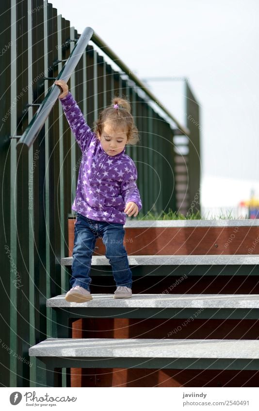 Kleines 20 Monate altes Mädchen, das eine Treppe hinuntergeht. Lifestyle Freude Glück schön Freizeit & Hobby Spielen Klettern Bergsteigen Kind Mensch Kleinkind