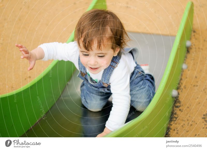 Kleinkind spielt auf dem städtischen Spielplatz Lifestyle Freude Glück schön Freizeit & Hobby Spielen Sommer Klettern Bergsteigen Kind Mensch feminin Baby
