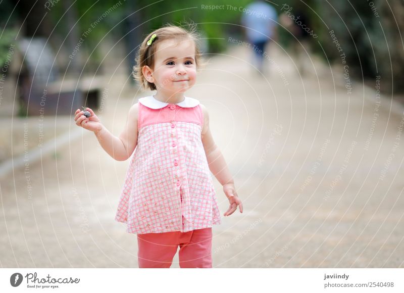 Kleines Mädchen spielt in einem Stadtpark Lifestyle Freude Glück schön Freizeit & Hobby Spielen Sommer Kind Mensch Frau Erwachsene Kindheit 1 1-3 Jahre