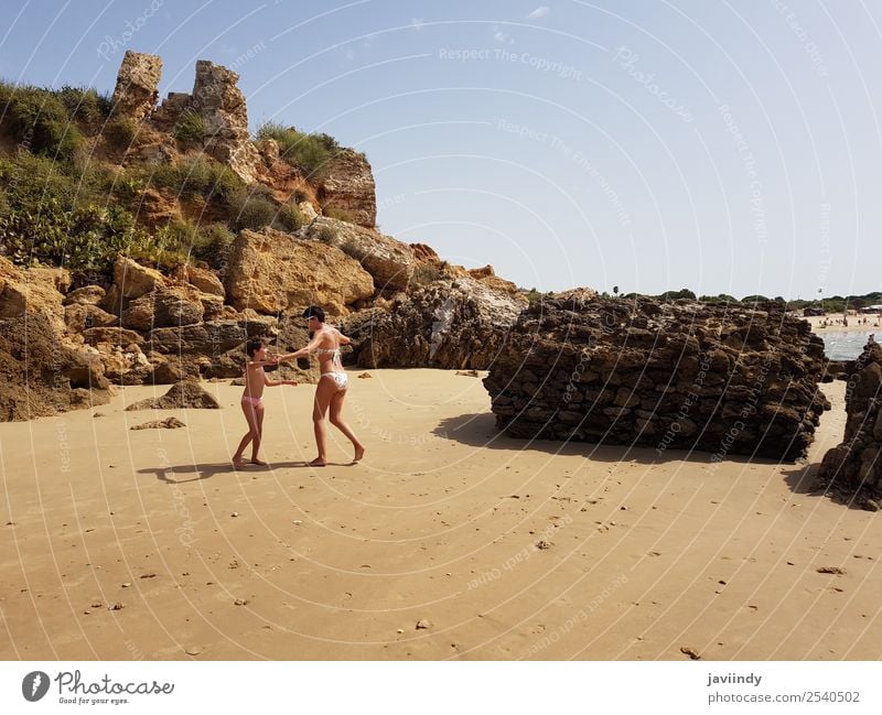 Mutter und kleine Tochter haben Spaß am Strand der Mauer von Puerto Sherry Lifestyle Freude Glück schön Spielen Ferien & Urlaub & Reisen Sommer Sonne Meer Kind