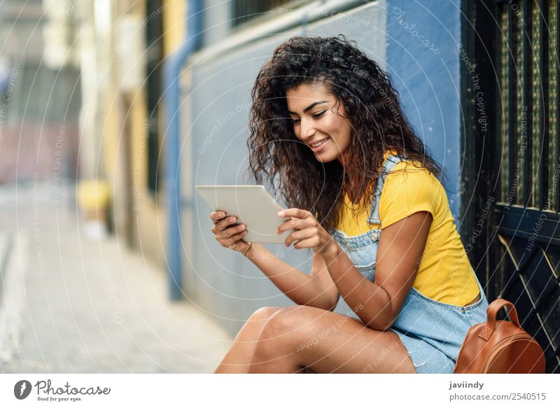 Junge arabische Frau betrachtet ihr digitales Tablett Lifestyle Stil Glück schön Haare & Frisuren Tourismus Technik & Technologie Mensch feminin Junge Frau