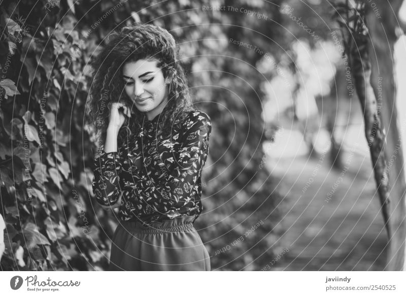 Schöne junge arabische Frau mit schwarzer lockiger Frisur. Lifestyle Stil schön Haare & Frisuren Mensch feminin Junge Frau Jugendliche Erwachsene 1 18-30 Jahre