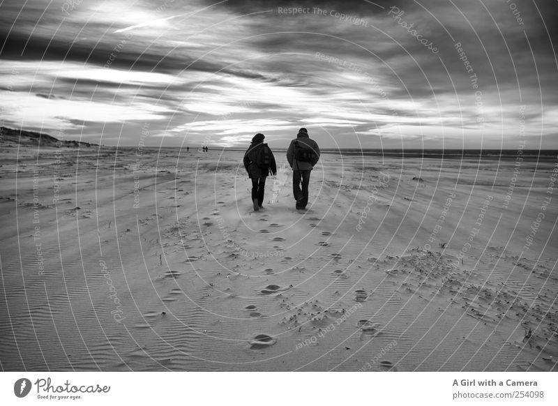 Spiekeroog l auf und davon laufen maskulin Paar Partner Erwachsene Leben 2 Mensch Umwelt Natur Landschaft Urelemente Sand Himmel Wolken Gewitterwolken Nordsee