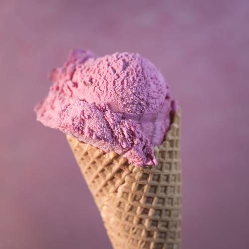 Es ist Sommer Lebensmittel Milcherzeugnisse Speiseeis Süßwaren Sommerurlaub Essen genießen kalt lecker süß rosa Glück Vorfreude Freude Waffel Eiswaffel Farbfoto