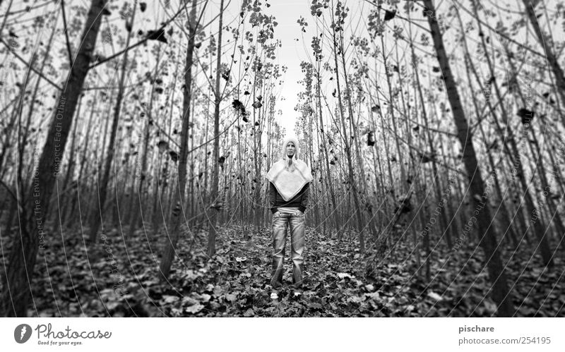 stell dich mal hin ich mach'n foto Junge Frau Jugendliche Natur Baum Wald warten ruhig Schwarzweißfoto Außenaufnahme Tag Unschärfe Weitwinkel Zentralperspektive