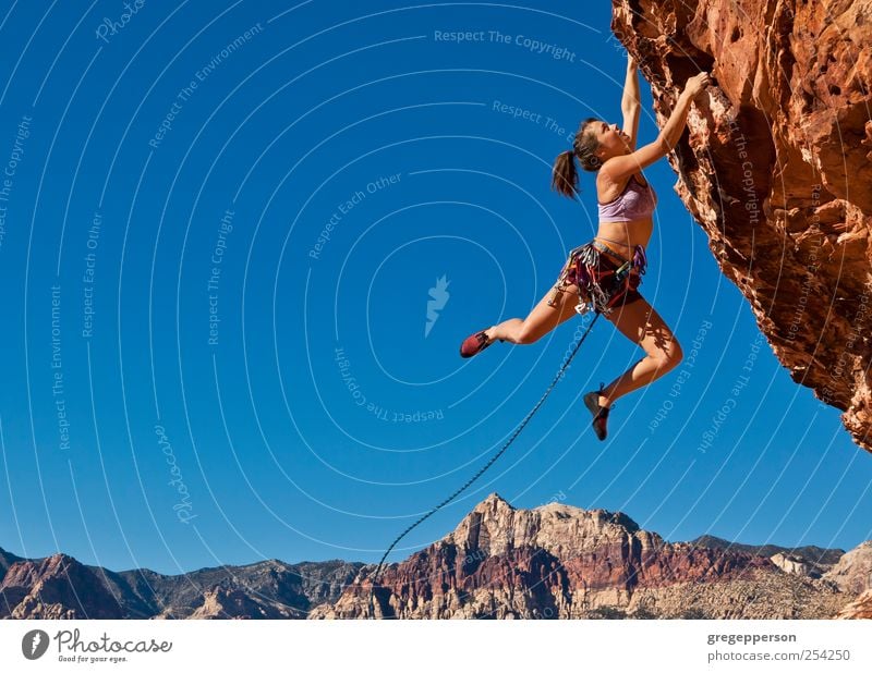 Kletterer am Rand. Leben Abenteuer Sport Klettern Bergsteigen Erfolg Seil Junge Frau Jugendliche 1 Mensch 18-30 Jahre Erwachsene hängen sportlich Lebensfreude