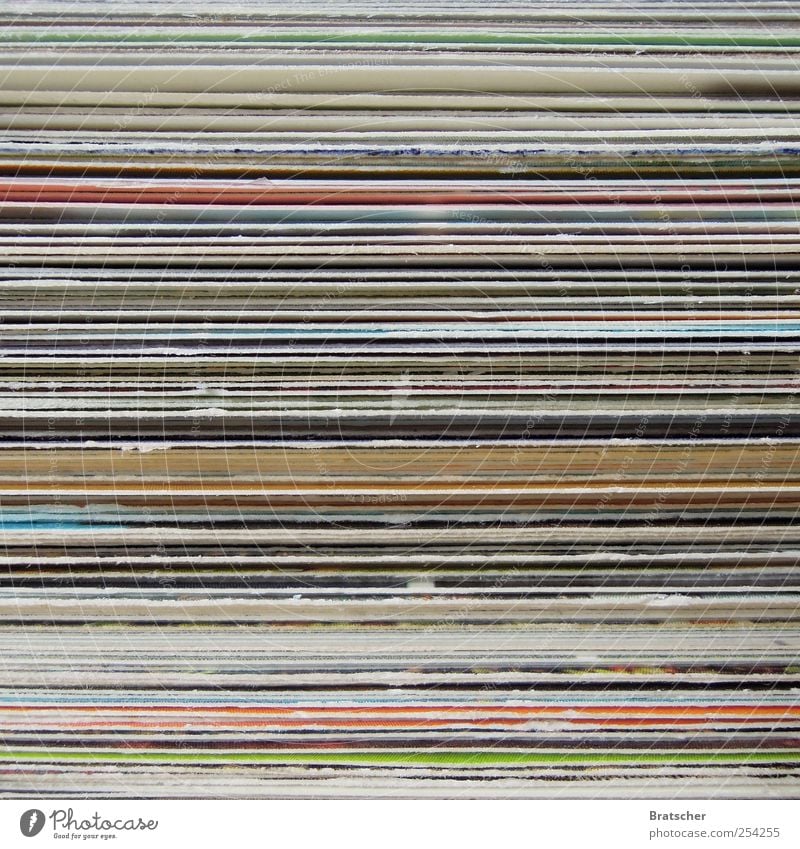 150. Postkarte Stapel mehrfarbig Schicht Streifen abstrakt Textfreiraum Menschenleer Makroaufnahme schreiben frontal Nahaufnahme Papier Karton Schreibwaren
