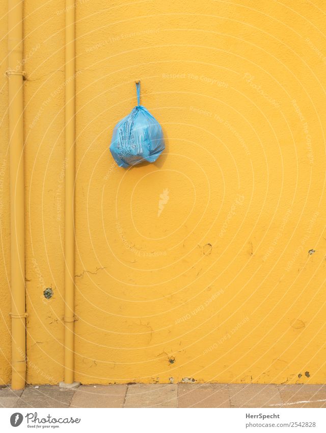 safe spot Dorf Altstadt Haus Gebäude Mauer Wand Fassade Kunststoff lustig blau gelb Müllbehälter aufhängen Rohrleitung Sicherheit Reichweite Plastiktüte