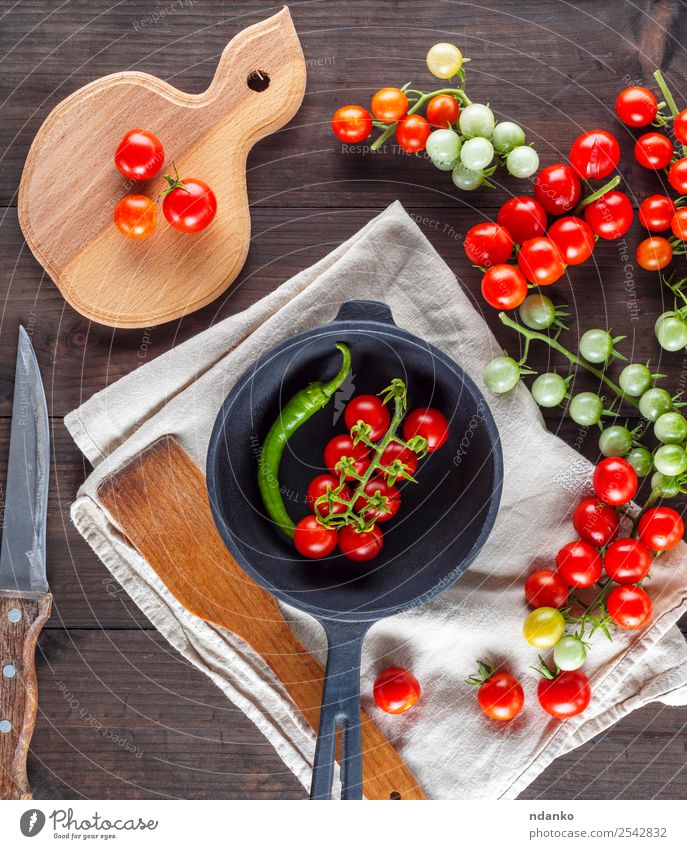Pfanne und reife rote Kirschtomaten Gemüse Vegetarische Ernährung Messer Küche Holz frisch klein natürlich oben grün schwarz Kirsche Tomate Lebensmittel