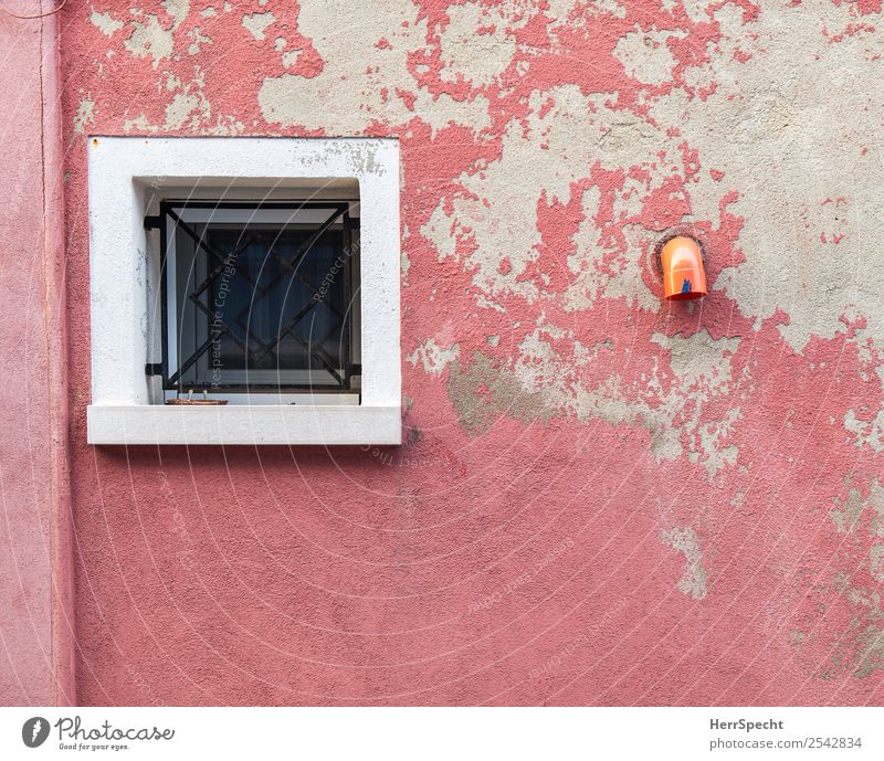 Mauer-Still Venedig Altstadt Haus Gebäude Wand Fenster Dachrinne alt historisch rosa Gitter Abflussrohr verfallen Anstrich Stillleben Farbfoto Außenaufnahme