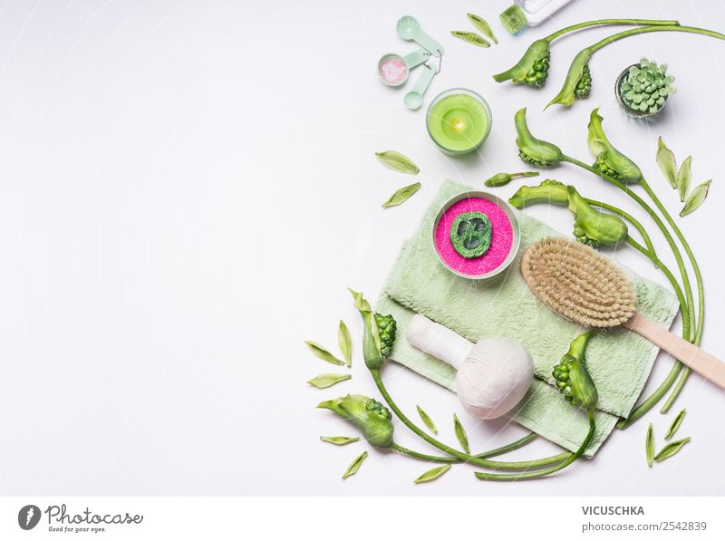 Spa Set mit grünen Kerzen, Blumen und Pflanzen, Reichtum Stil Design schön Körperpflege Kosmetik Gesundheit Behandlung Wellness Erholung Massage Bad Natur