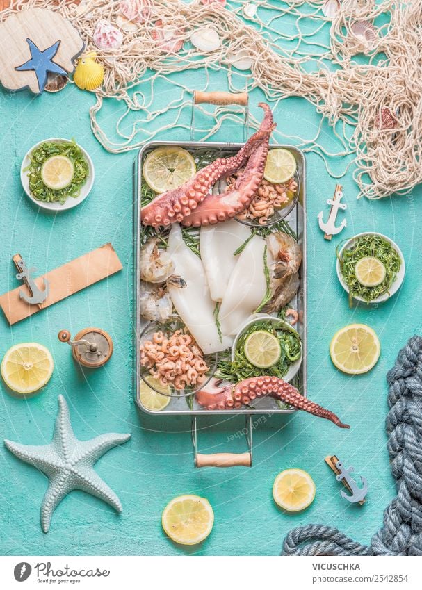 Meeresfrüchte auf blauem Küchentisch Lebensmittel Ernährung Geschirr kaufen Stil Design Gesunde Ernährung Restaurant Octopus Tintenfisch Essen zubereiten