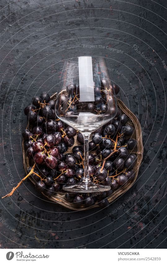 Weintrauben und Weinglass Lebensmittel kaufen Stil Design Tisch Restaurant altehrwürdig dunkel Stillleben Farbfoto Studioaufnahme Textfreiraum oben