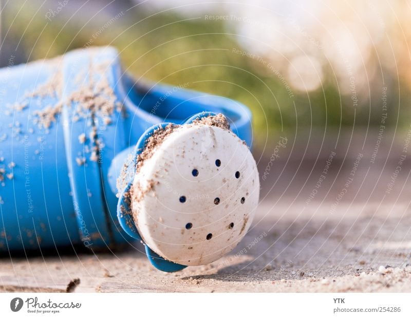 Liegen gelassen Lifestyle Freizeit & Hobby Spielen Garten Kitsch blau Gießkanne Sand Sandkasten Kinderspiel Spielzeug Kunststoff vergessen dreckig Unschärfe