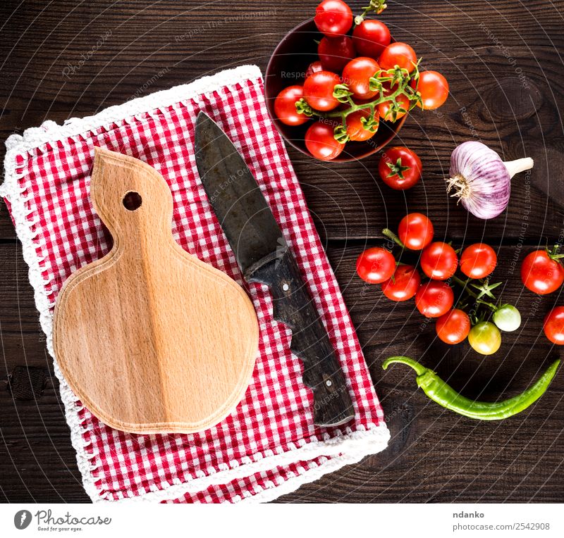 reife rote Kirschtomaten Gemüse Kräuter & Gewürze Messer Holz Essen frisch oben braun gelb Tradition Lebensmittel Tomate Kirsche Saucen Hintergrund roh trocknen