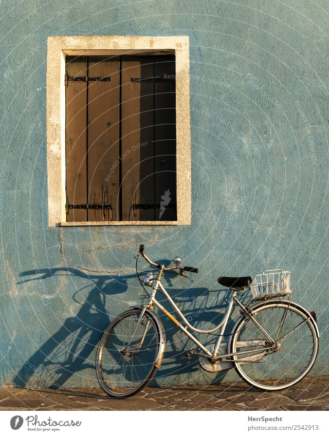 Abendrad Italien Venedig Altstadt Haus Gebäude Mauer Wand Fenster Fahrrad alt ästhetisch authentisch blau Schattenspiel Fensterladen parken Farbfoto