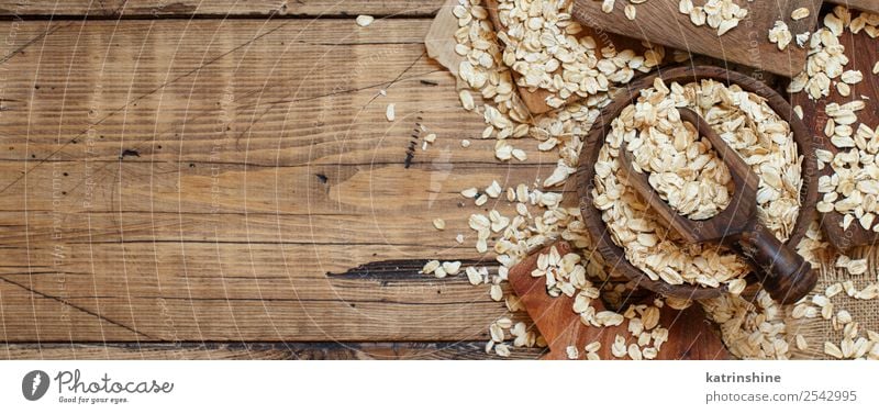 Haferflocken in einer Schüssel mit einem Löffel Ernährung Frühstück Vegetarische Ernährung Diät Schalen & Schüsseln Sommer Natur Holz natürlich Hintergrund