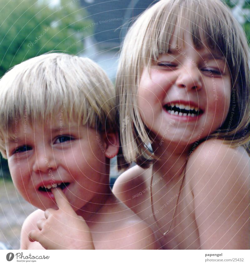 Kinderglück Geschwister Sommer lachen Freude Spass männlich und weiblich