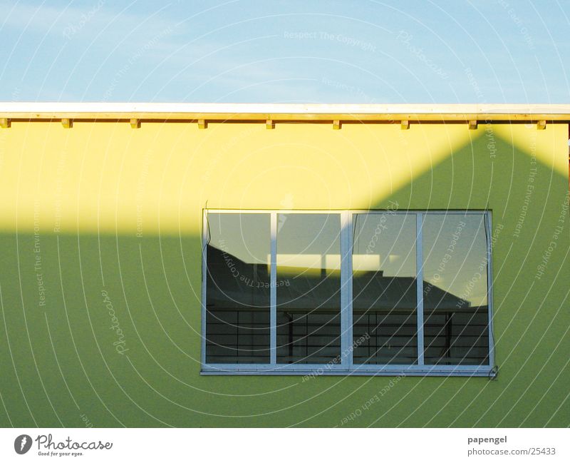 Flachdach gelb Wand einfach Fenster Reflexion & Spiegelung Architektur Schatten