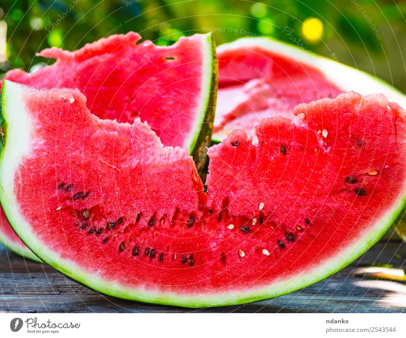 Scheibe reife rote Wassermelone Frucht Süßwaren Ernährung Vegetarische Ernährung Sommer Tisch Natur Holz frisch lecker natürlich saftig grün Farbe organisch