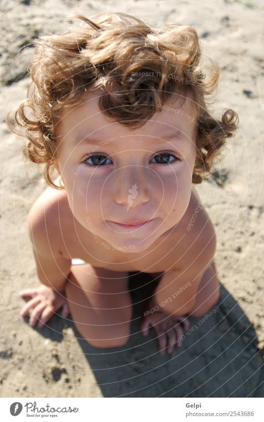 Lustiges Foto des Kindes am Strand Freude Glück schön Gesicht Leben Ferien & Urlaub & Reisen Sommer Mensch Junge Mann Erwachsene Jugendliche Natur Sand blond