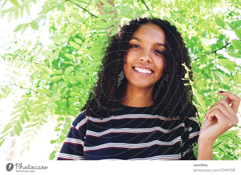 Junge glückliche Frau umgeben von grünen Blättern Lifestyle Stil Design schön Haare & Frisuren Gesicht Gesundheit Wellness Wohlgefühl Zufriedenheit Mensch