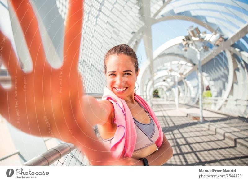 junge Läuferin Lifestyle Glück Sport Frau Erwachsene Hand Lächeln authentisch modern Perspektive pov immersiv zugänglich Aussicht berühren gestikulieren
