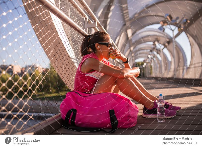 junge Läuferin beim Essen eines Apfels Frucht Ernährung Lifestyle Glück schön Körper Wellness Sommer Sport Joggen Mensch Frau Erwachsene Fitness sitzen