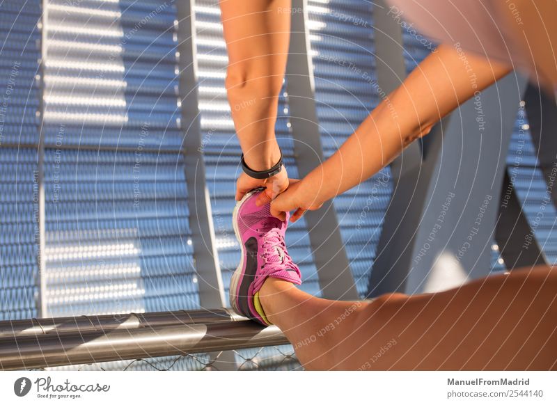 Anonyme Läuferin, die sich im Freien ausstreckt. Lifestyle Glück schön Körper Wellness Sommer Sport Joggen Mensch Frau Erwachsene Fitness strecken Training