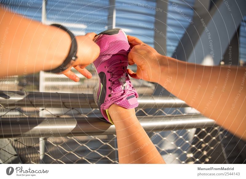 Anonyme Läuferin, die sich dehnt. Lifestyle Glück schön Körper Wellness Sommer Sport Joggen Mensch Frau Erwachsene Fitness strecken Training Mädchen laufen