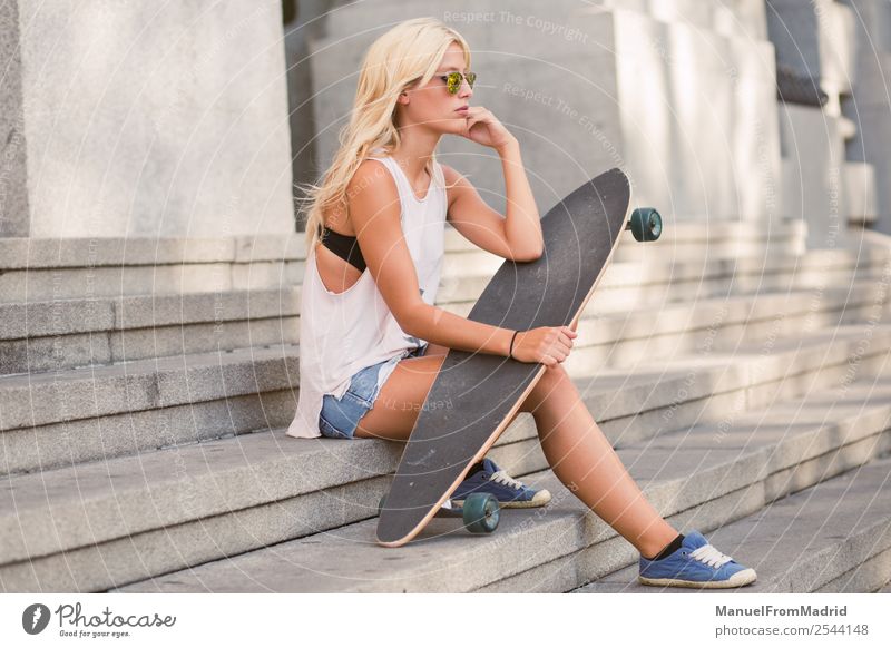 Porträt einer Skaterin Lifestyle Stil schön Sommer Frau Erwachsene Straße Mode Sonnenbrille blond Denken sitzen Coolness trendy jung lässig Skateboard Longboard