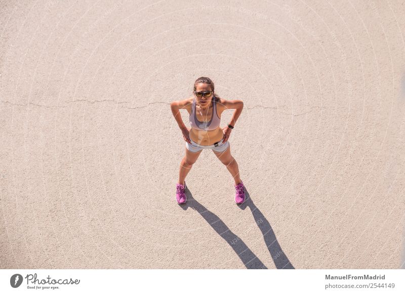 Überkopfporträt einer Läuferin Lifestyle Glück schön Körper Wellness Sommer Sport Joggen Mensch Frau Erwachsene Fitness rennen Overhead Training Mädchen laufen
