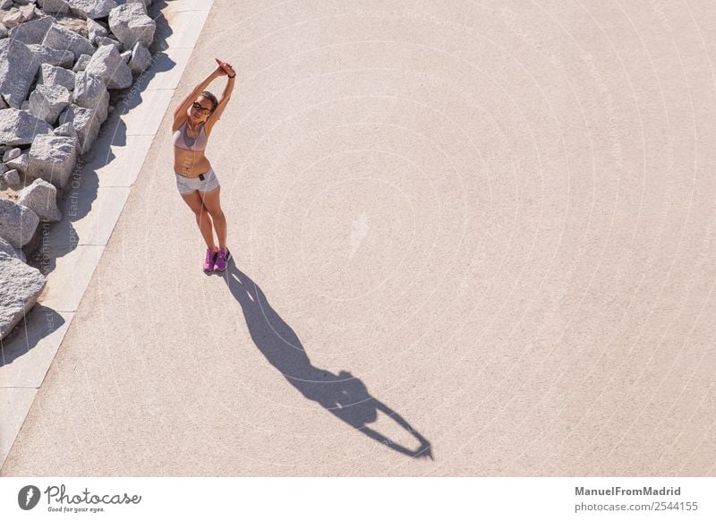 weibliche Läuferin beim Strecken Lifestyle Glück schön Körper Wellness Sommer Sport Joggen Mensch Frau Erwachsene Fitness strecken Overhead Training Mädchen