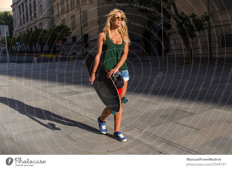 Skaterin, die die Straße hinuntergeht. Lifestyle Stil Freude schön Sommer Frau Erwachsene Mode Sonnenbrille blond Lächeln tragen Coolness trendy jung lässig