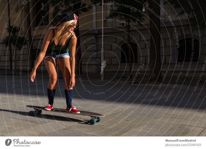 junge Frau beim Schlittschuhlaufen Lifestyle Stil Freude schön Sommer Erwachsene Straße Mode Sonnenbrille blond Lächeln Coolness trendy lässig Reiten Skateboard