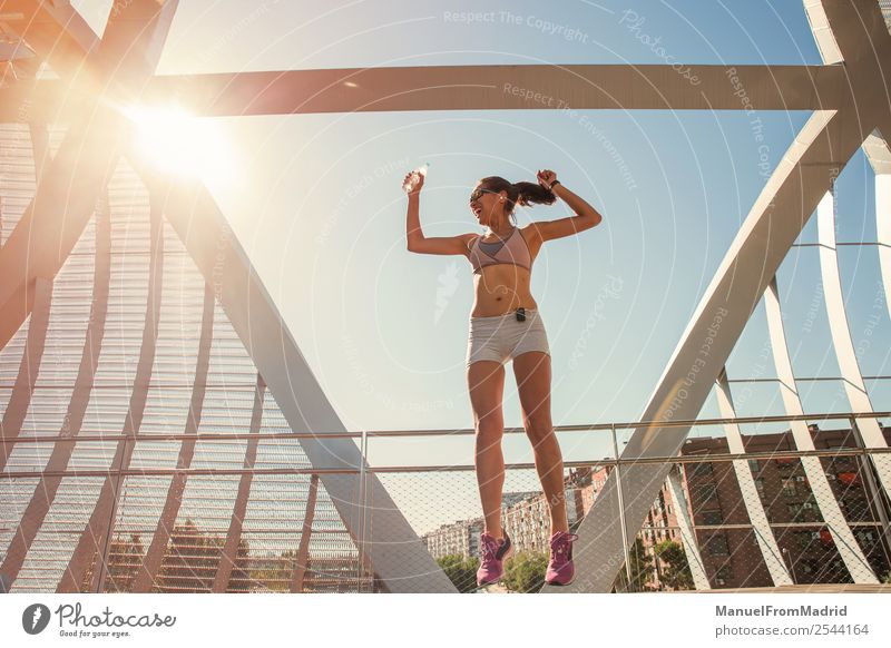 Läuferin springend vor Freude Lifestyle Glück schön Körper Wellness Sommer Sport Erfolg Joggen Mensch Frau Erwachsene Fitness Errungenschaft rennen Training