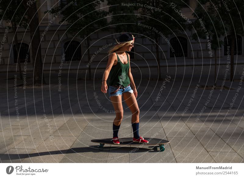 Frau beim Eislaufen auf der Straße Lifestyle Stil Freude schön Sommer Erwachsene Mode Sonnenbrille blond Lächeln Coolness trendy jung lässig Reiten Skateboard