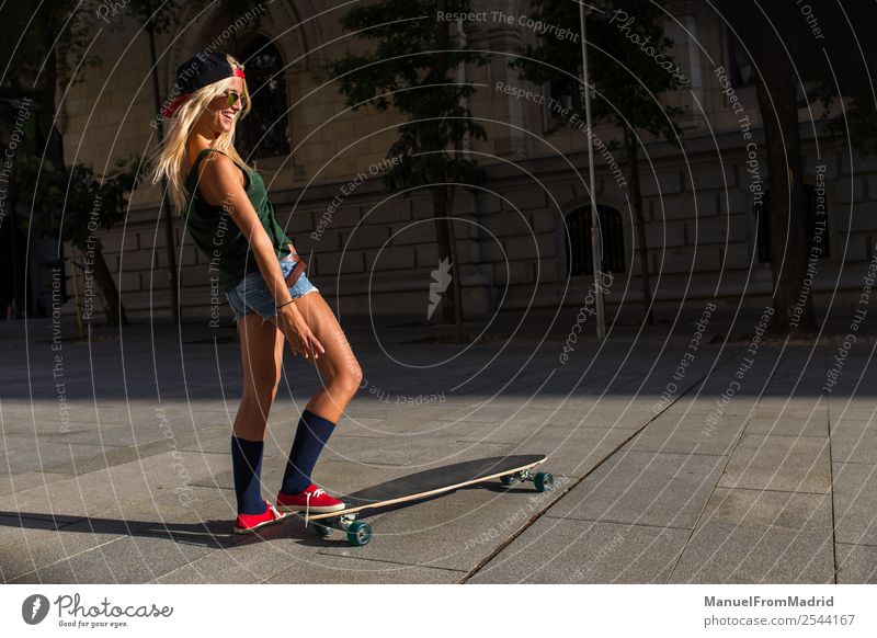Porträt einer Skaterin Lifestyle Stil Freude schön Sommer Frau Erwachsene Straße Mode Sonnenbrille blond Lächeln Coolness trendy jung lässig Reiten Skateboard