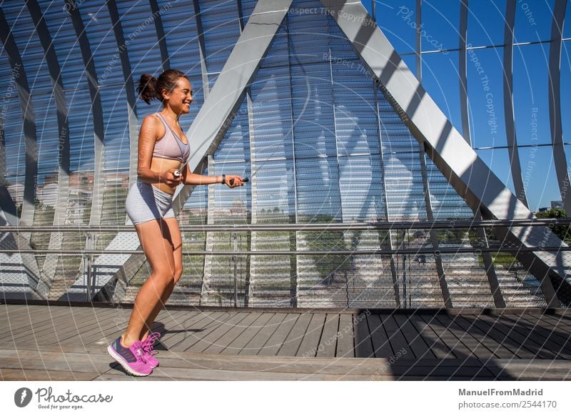 Frau beim Springen Lifestyle Glück schön Körper Wellness Sommer Sport Joggen Mensch Erwachsene Fitness Läufer Seilspringen rennen Training Mädchen laufen Jogger
