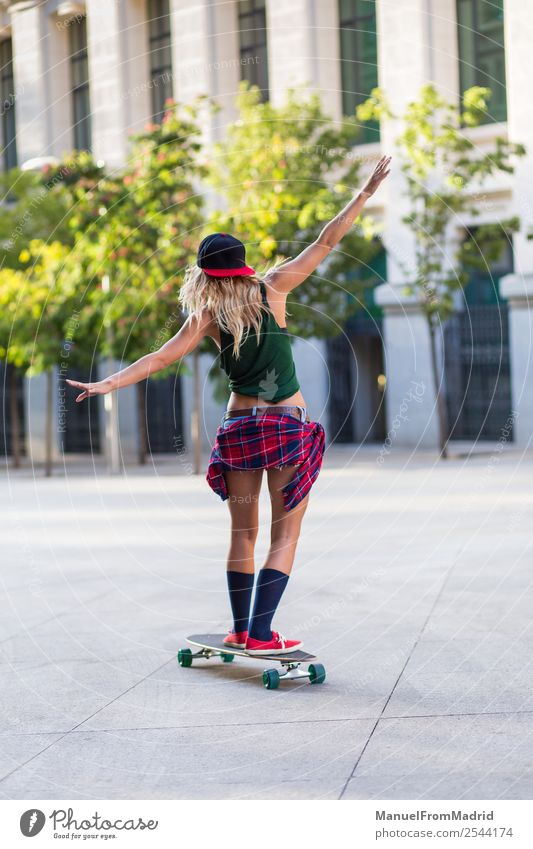 anonyme Frau beim Schlittschuhlaufen Lifestyle Stil schön Sommer Erwachsene Straße Mode blond Coolness trendy jung lässig Reiten Skateboard Longboard urban