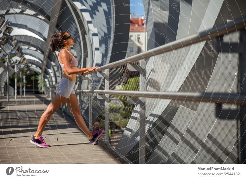 weibliche Läuferin beim Strecken Lifestyle Glück schön Körper Wellness Sommer Sport Joggen Mensch Frau Erwachsene Fitness strecken Training Mädchen laufen