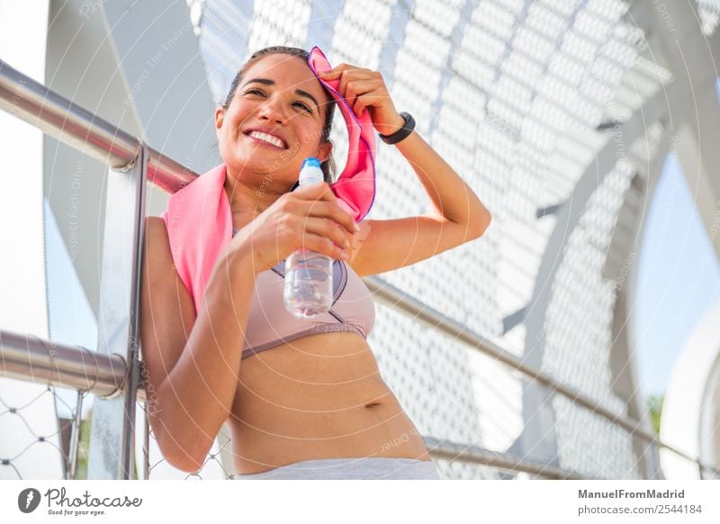 Läuferinnenporträt Lifestyle Glück schön Körper Wellness Sommer Sport Joggen Mensch Frau Erwachsene Fitness Müdigkeit rennen abwischend transpirieren